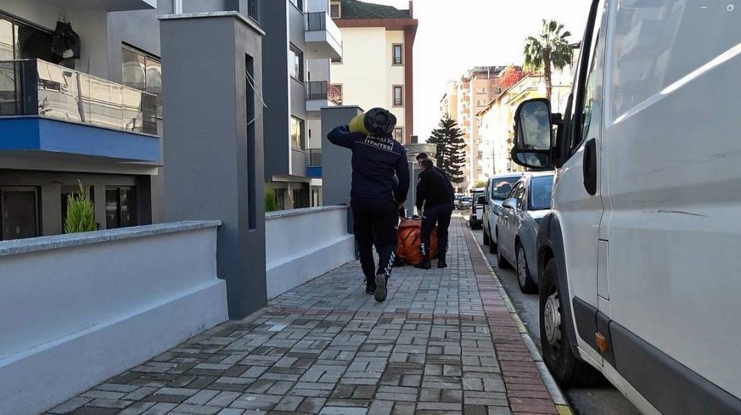 Evlerin çatısına çıkıp 'İntihar ediyorum' şovu yapmayı hobi edinmiş! Bakın kaçıncı kez intihara teşebbüs etti... 6